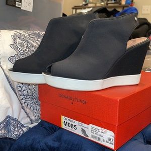 New in box Donald J. Pliner calypso Black crepe wedge w/ white trim